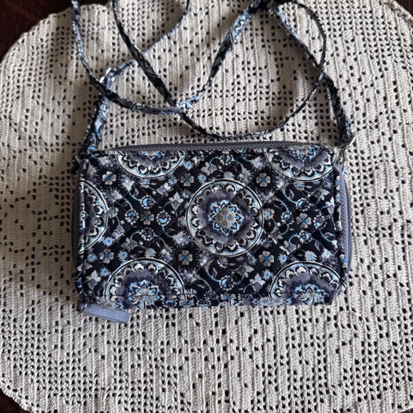 Vera Bradley small crossbody purse wallet b/w/blue floral excellent condition - Picture 2 of 14